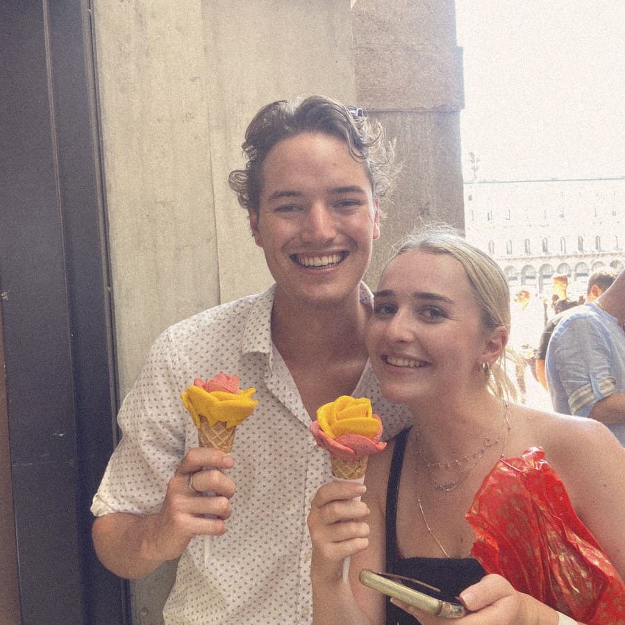 Two friends with gelato